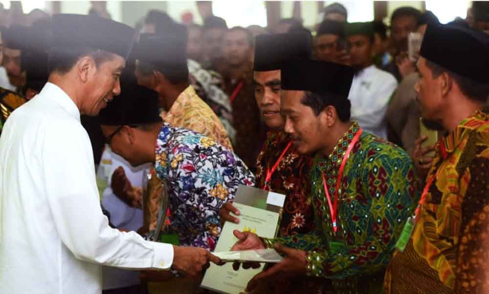 Penyerahan sertifikan tanah wakaf di Ngawi
