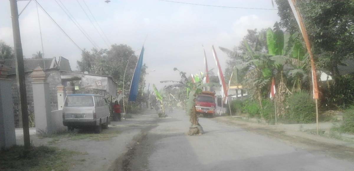 Jalan yang ditanami pisang