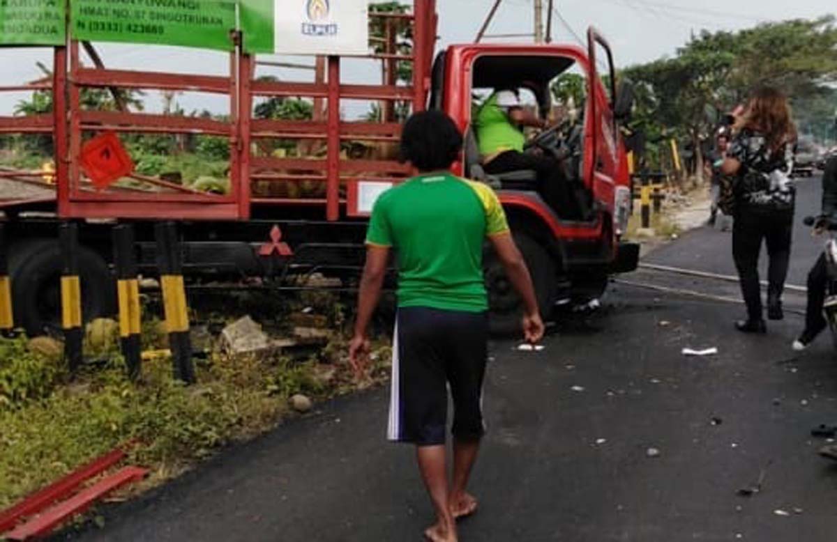 Truk Elpiji yang bertabrakan dengan kereta api