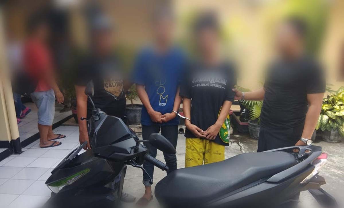 Dua pelaku (wajah diblur) saat diamankan di Mapolsek Wonocolo Surabaya.