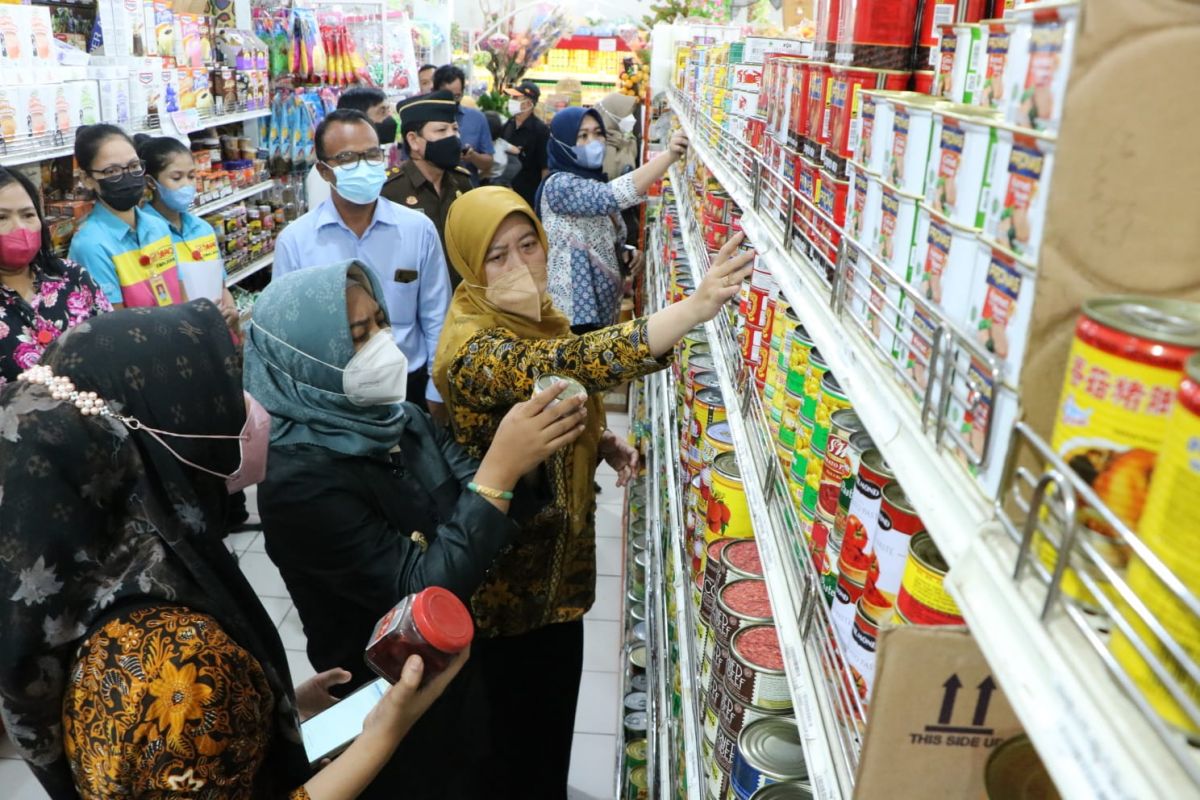Wali Kota Mojokerto Ika Puspitasari bersama Kabid Pelayanan Kesehatan Dinkes PPKB Kota Mojokerto drg Citra Mayangsari saat cek makanan dan minuman (Foto: Diskominfo Mojokerto)