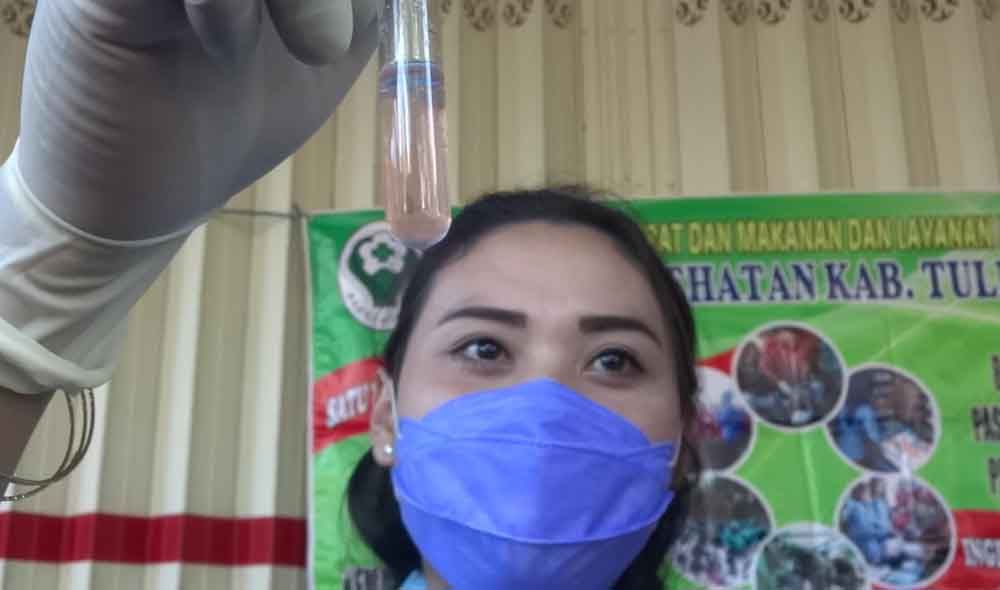 Petugas Dinkes Tulungagung melakukan sidak pada makanan dan minuman pedagang