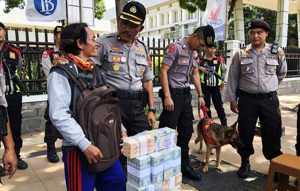Sidak uang palsu pada jasa penukaran uang di Surabaya