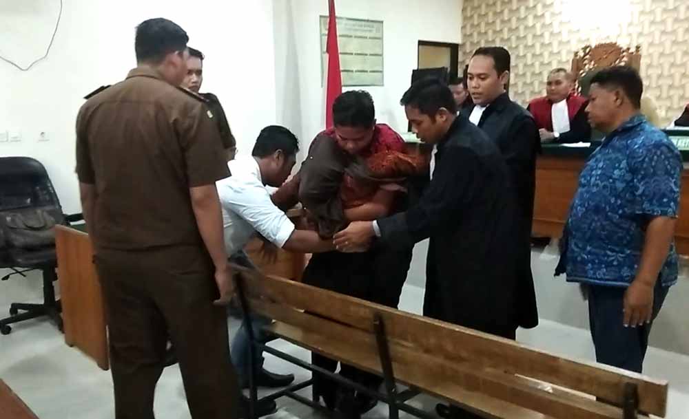 Bu Lurah saat histeris di ruang sidang