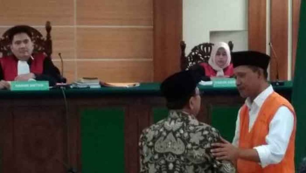 Terdakwa bersalaman dengan Bupati Blitar