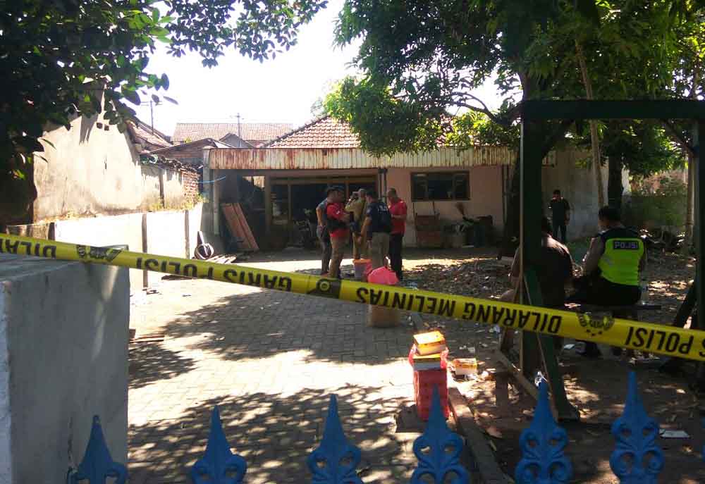 sidoarjo Suasana Pengerebekan teroris di Desa Urangagung, Sidoarjo.
