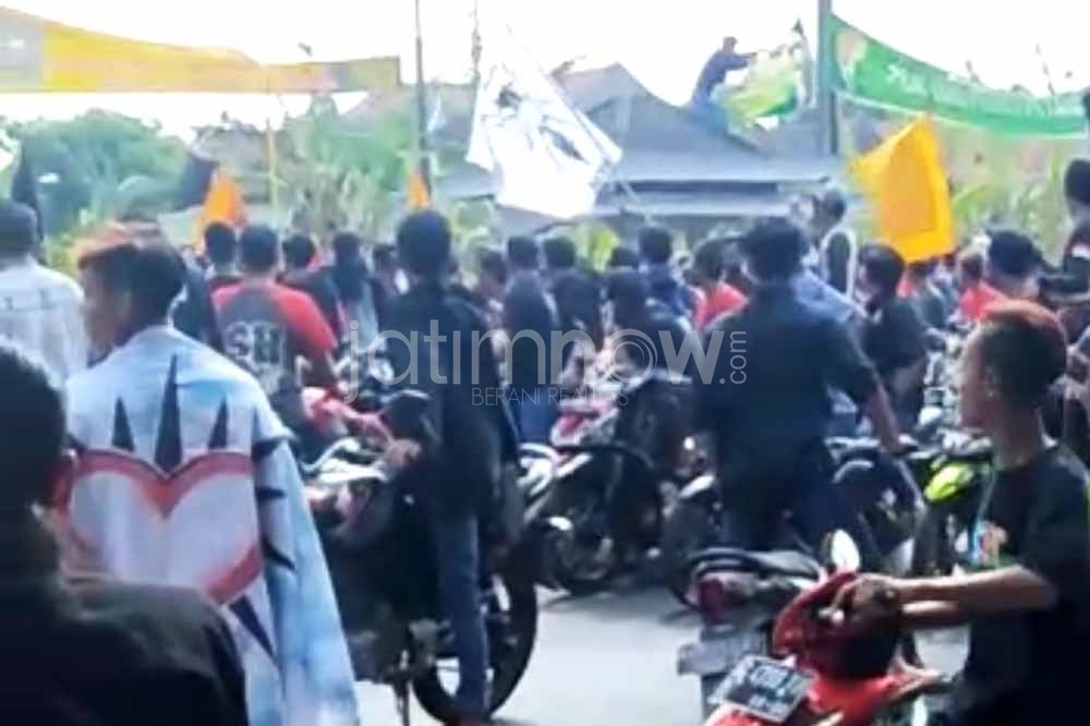 Pencopotan spanduk Pagar Nusa oleh sekelompok orang di Nganjuk