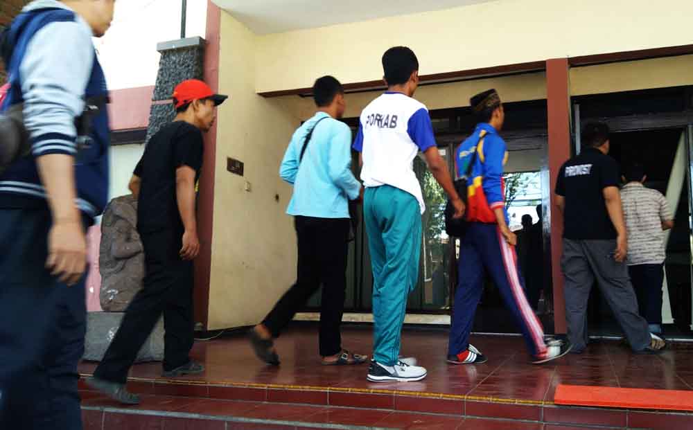 Para pesilat mendatangi kantor Disporaparbud Probolinggo