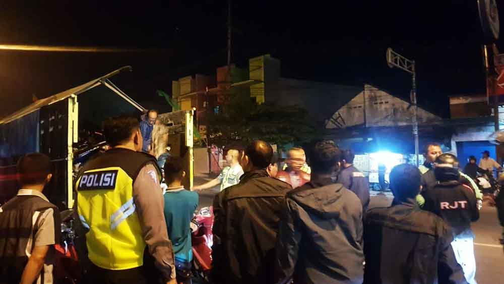 Polisi mengamankan peserta konvoi motor di Malang yang membuat onar