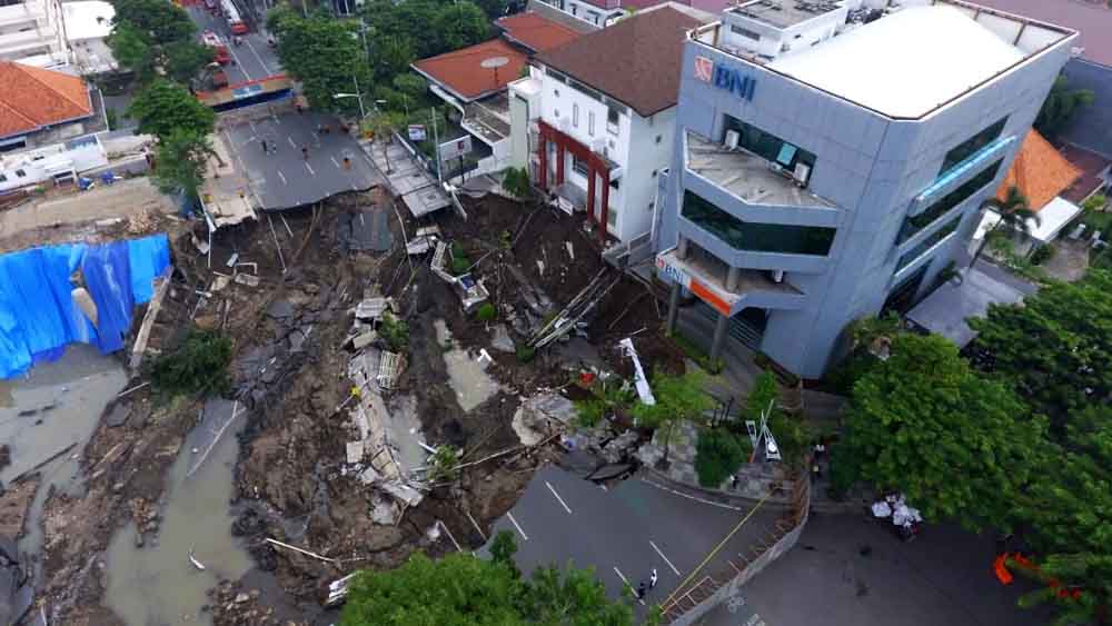 Jalan Raya Gubeng ambles / Foto-Foto: Ery Andika