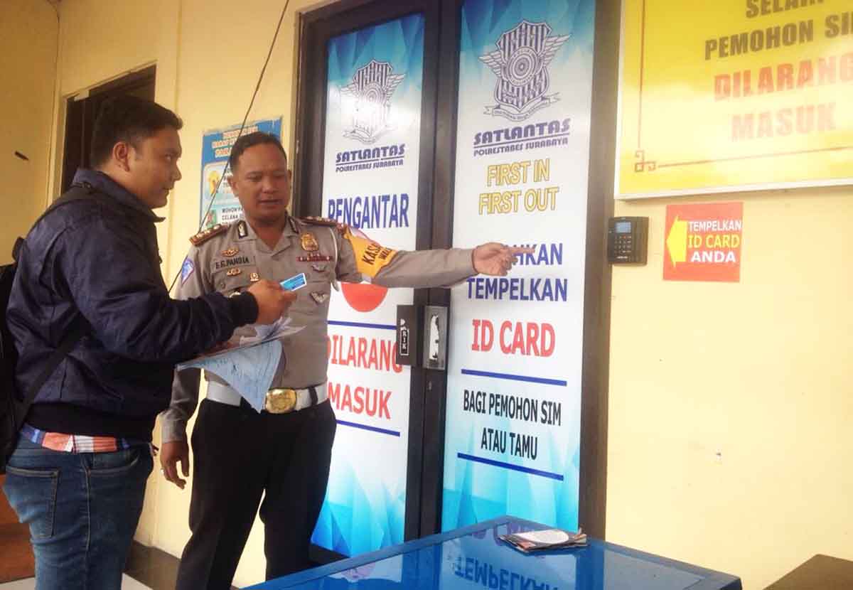 Petugas SIM Colombo Surabaya sedang melayani pemohon.