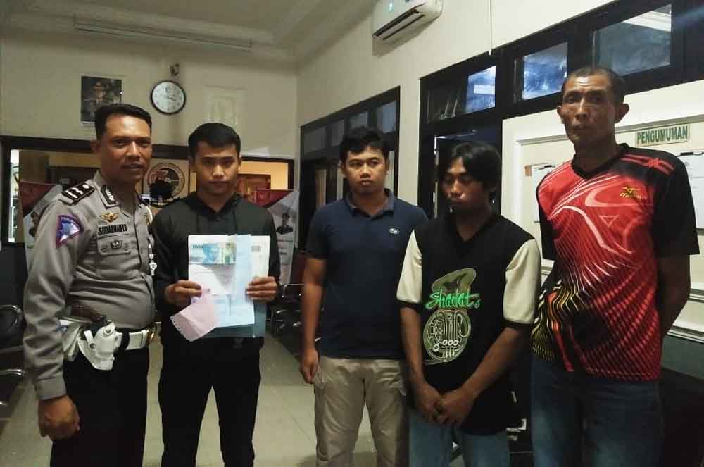 Para tersangka jaringan pemalsu stempel lulus ujian SIM