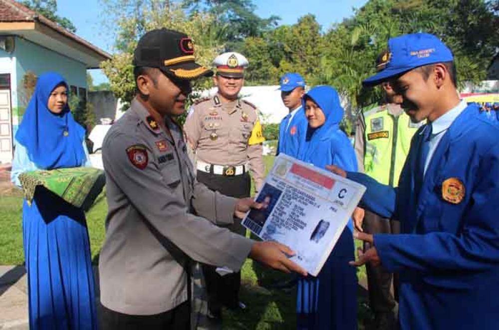 Wakapolres Blitar, Kompol Andi Yudha Pranata Shiboro serahkan SIM gratis