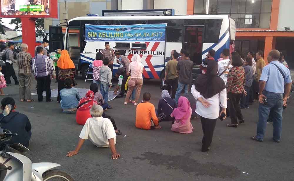 Suasana pelayanan SIM keliling di Tulungagung