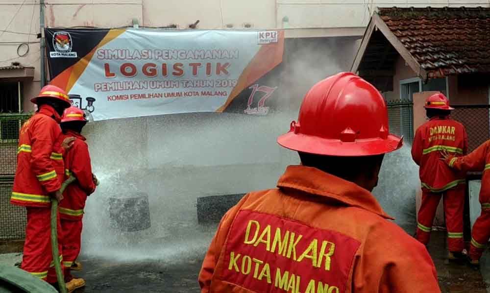 Simulasi terbakarnya KPU Kota Malang