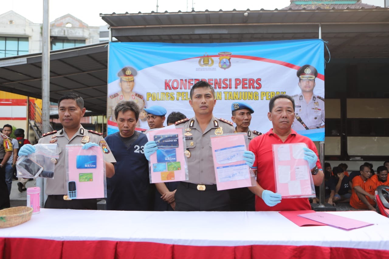 Kapolres Pelabuhan Tanjung Perak Surabaya, AKBP Antonius Agus Rahmanto saat jumpa pers/Foto: Narendra Bakrie