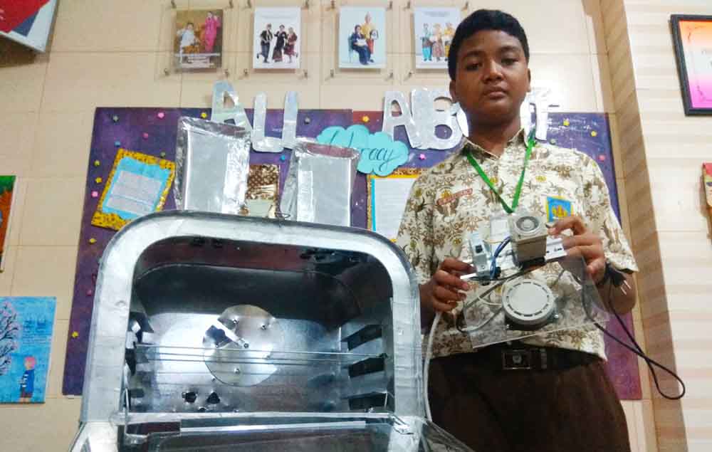 Muhammad Attariza menunjukkan alat pengasapan ikan ciptaanya