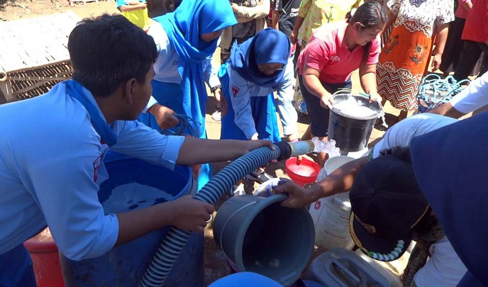 Para siswa SMAN 1 Kalidawir Tulungagung mendistribusikan air bersih ke desa terdampak kekeringan dari hasil patungan