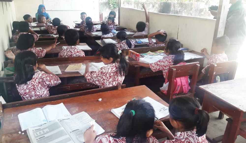 Suasana belajar siswa di kelas darurat bekas tempat parkir sepeda