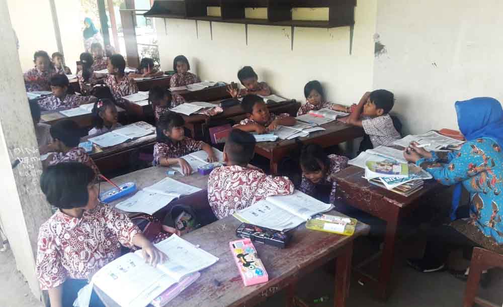 Suasana belajar siswa SD di lahan parkiran sepeda