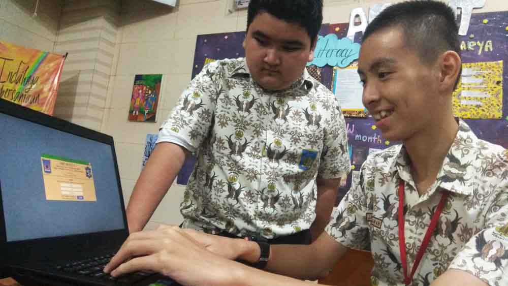 Dua siswa SMPN 1 saat mempraktekan aplikasi ciptaanya
