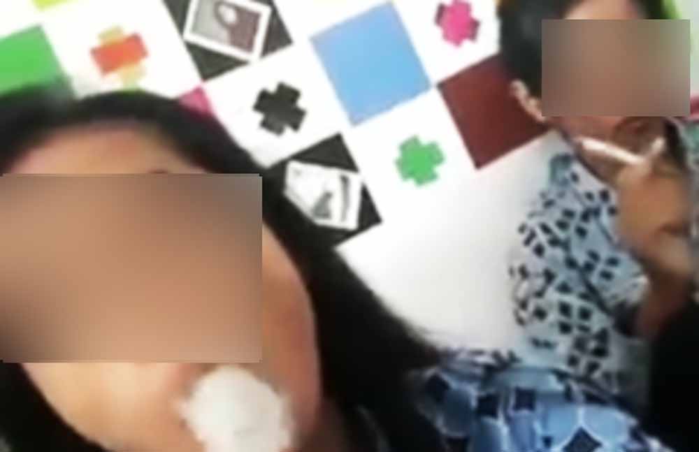 Screen shoot postingan siswi merokok