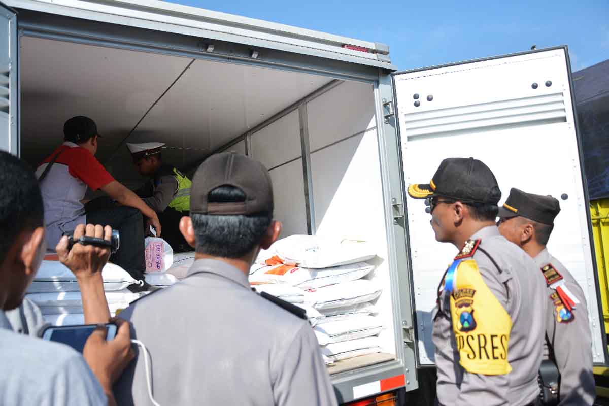 Kapolres Situbondo  AKBP Awan Hariyono memimpin razia Operasi Patuh Semeru 2018 .