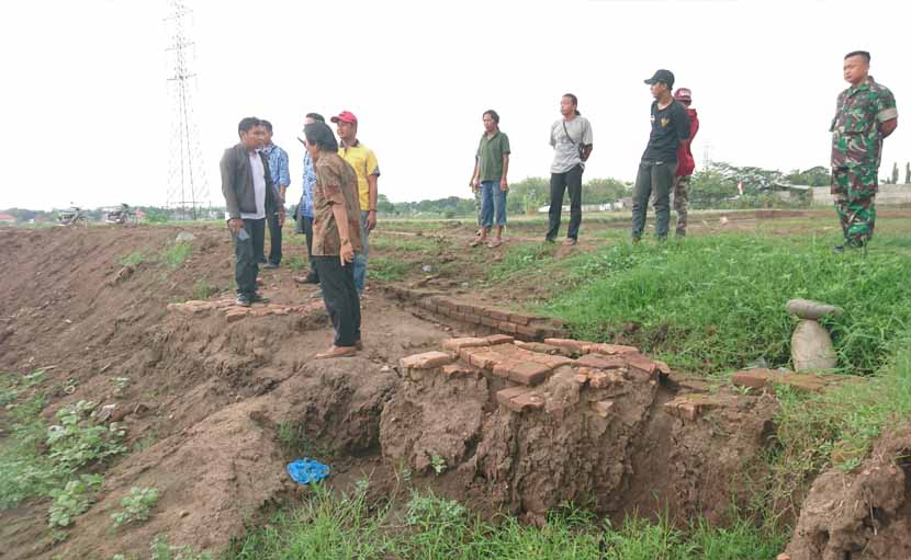 Stakeholder di Kabupaten Mojokerto saat meninjau lokasi penemuan situs di Desa Belahantengah
