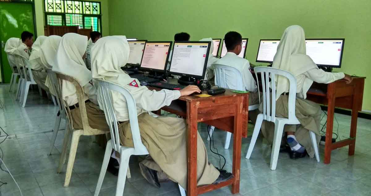 Suasana UNBK SMA di Blitar.