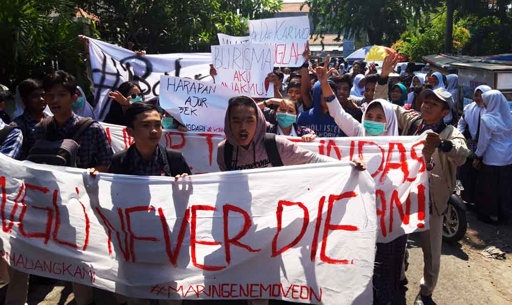 Demontrasi pelajar SMKN 1 Surabaya pada Kamis (27/9). Mereka menuntut kepala sekolah dan menolak pungutan pembangunan gedung parkir