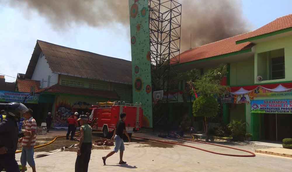 Suasana pemadaman di SMPN 21 Surabaya/ Foto: Istimewa