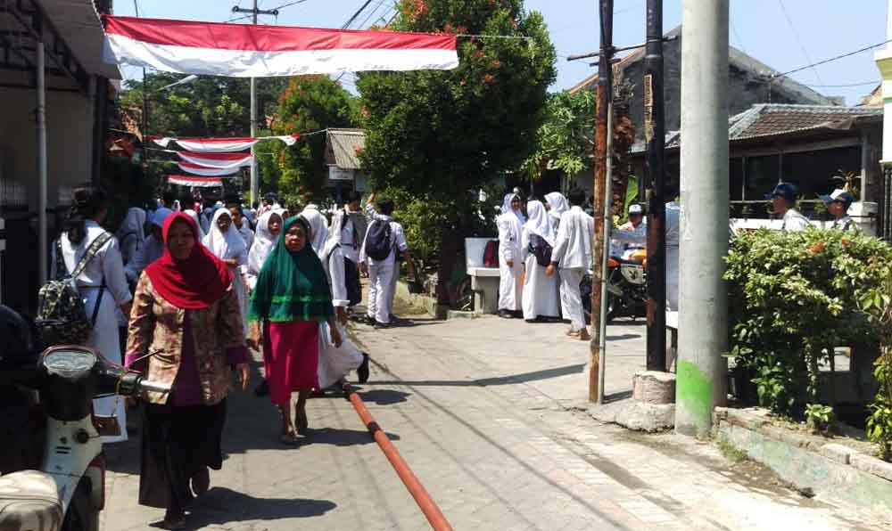 SMPN 21 Surabaya Terbakar, Siswa dan Guru Berhamburan Keluar