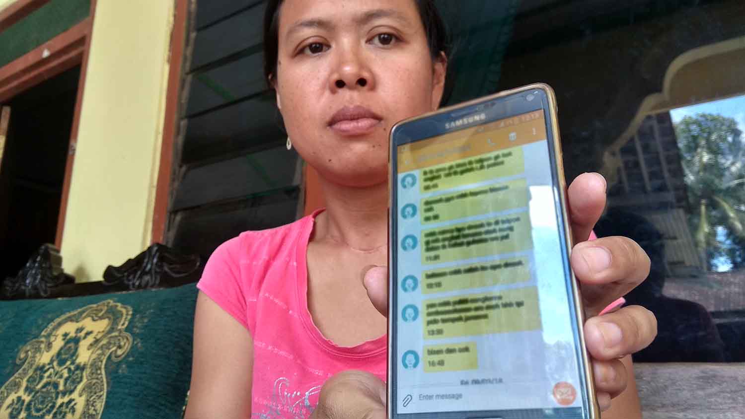 Yulianti menunjukkan pesan singkat yang berisi ancaman pembunuhan kepadanya.