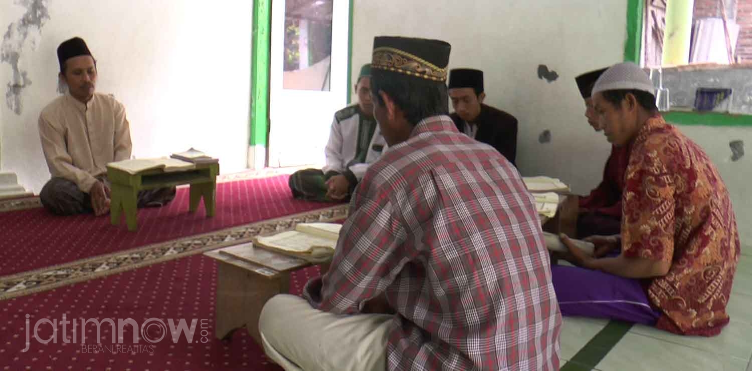 Warga sedang mengaji./Foto: CF Glorian