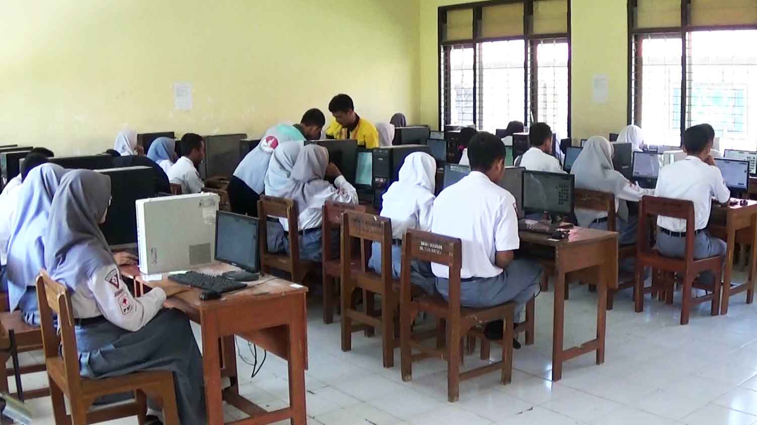 Listrik Padam Akibat Angin Puting Beliung, UNBK di Blitar Pakai Genset