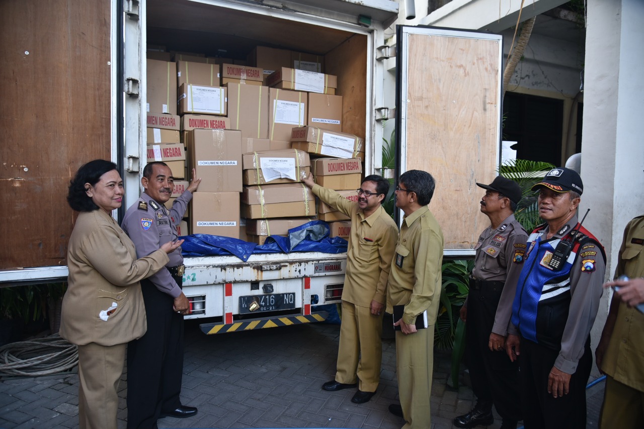Soal ujian saat tiba di Kantor Dispendik Surabaya.
