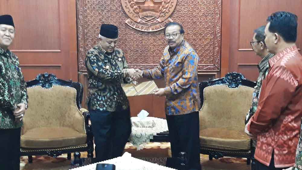 Penyerahan SK plt Bupati Malang di Gedung Negara Grahadi