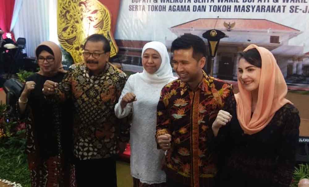 Gubernur Soekarwo bersama Gubernur Jatim terpilih Khofifah Indar Parawansa dan wagub terpilih Emil Dardak saat acara perpisahan di Grahadi