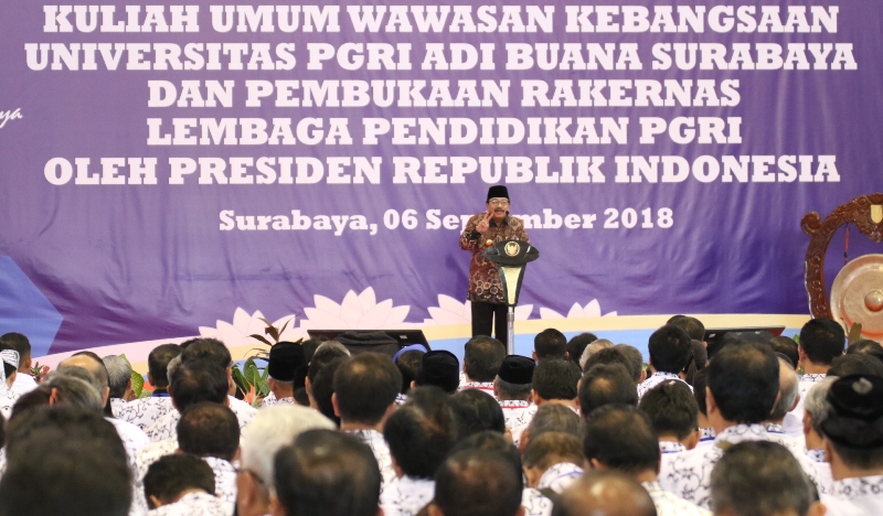 Gubernur Jatim Soekarwo saat sambutan kuliah umum di Universitas PGRI Adi Buana Surabaya. 