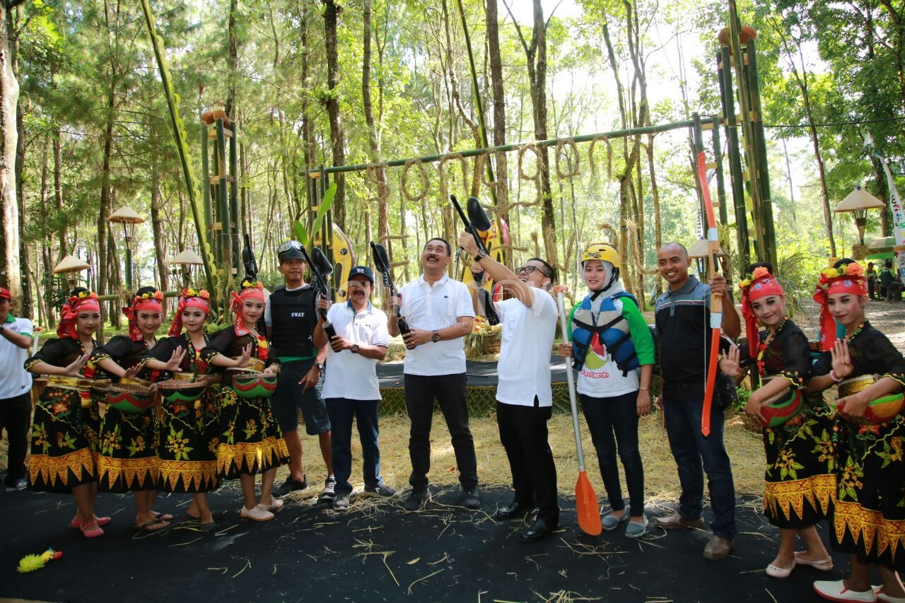 Bupati Banyuwangi saat mendatangi salah satu wisata di Songgon/Foto: istimewa