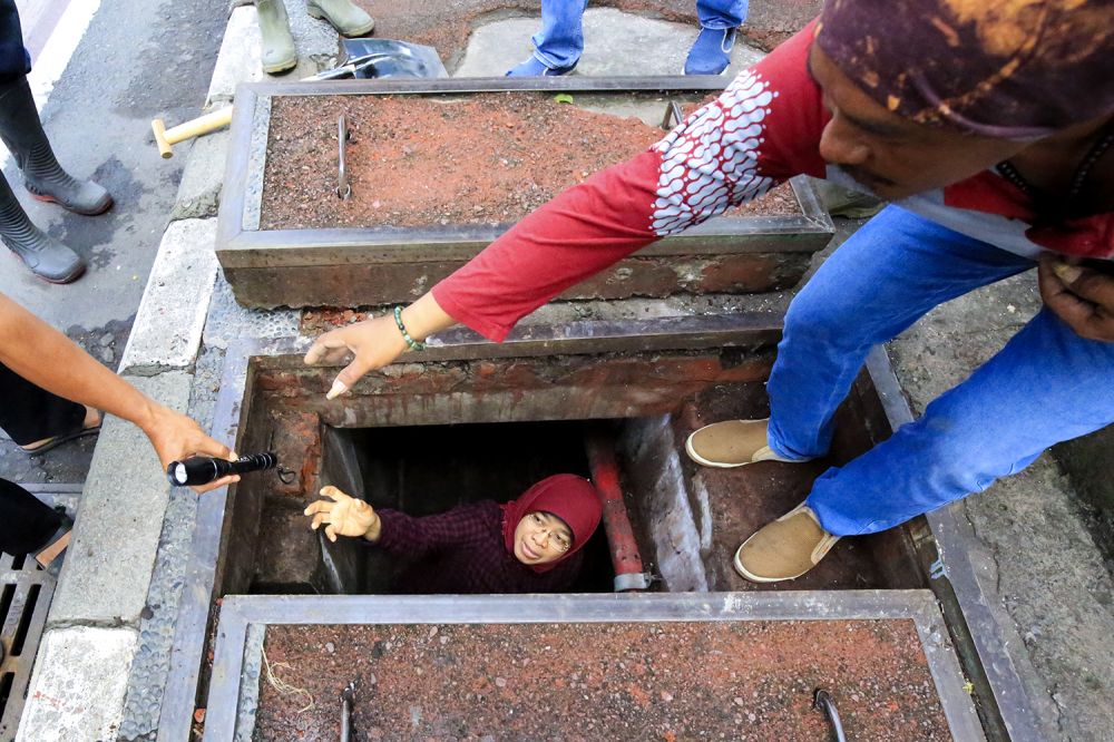 Ketika Kepala Dinas PU Nyemplung Got saat Surabaya Hujan Deras