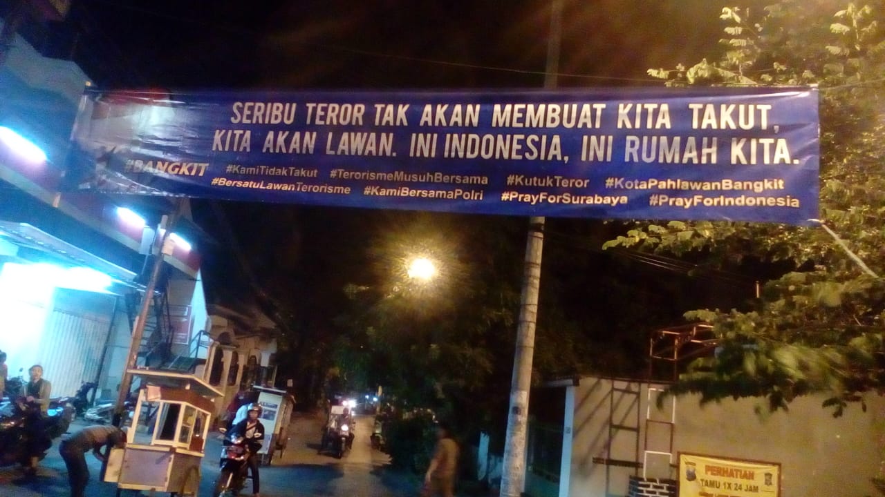 Salah satu spanduk yang dipasang warga.