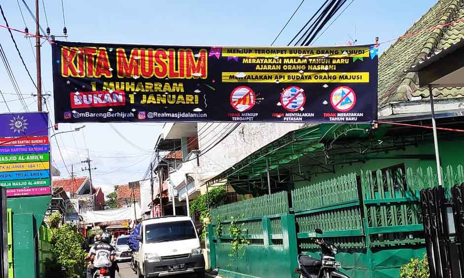 Spanduk yang disinyalir berbau SARA