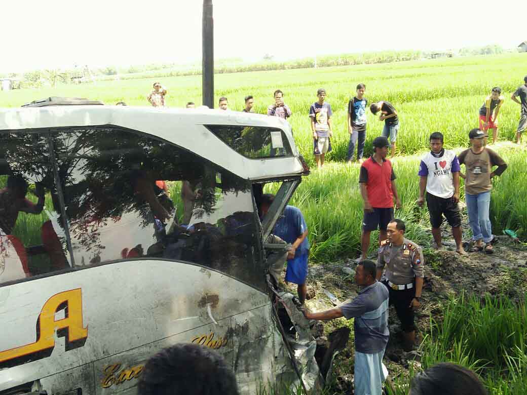 Proses evakuasi korban kecelakaan karambol bus di Ngawi.