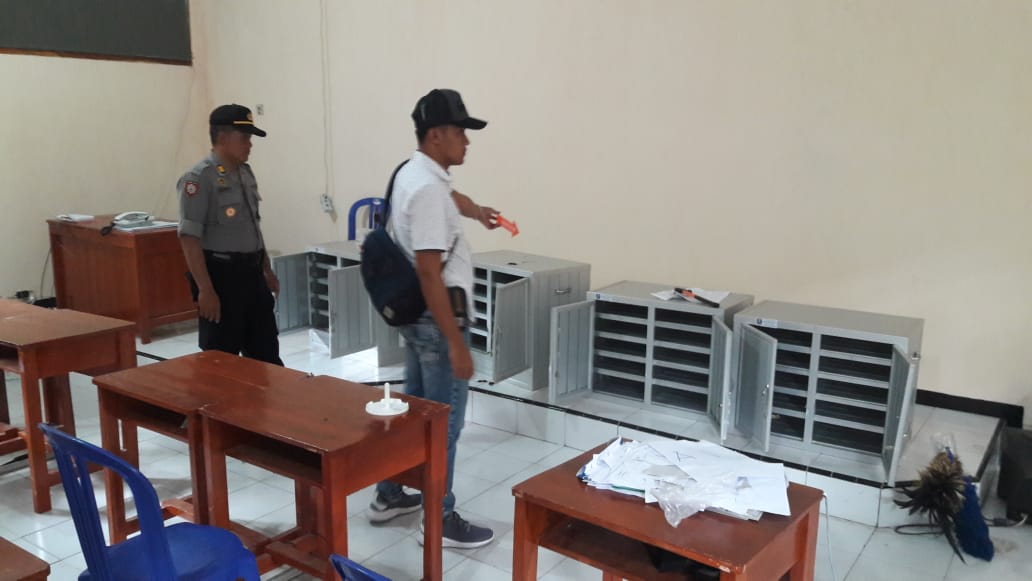 Petugas melakukan olah TKP di SMAN 1 Pulung 