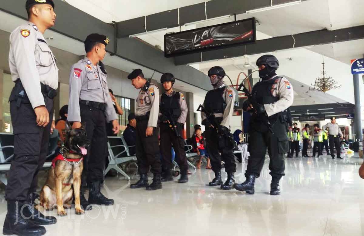 Petugas polisi sedang berpatroli di Stasiun Gubeng Surabaya