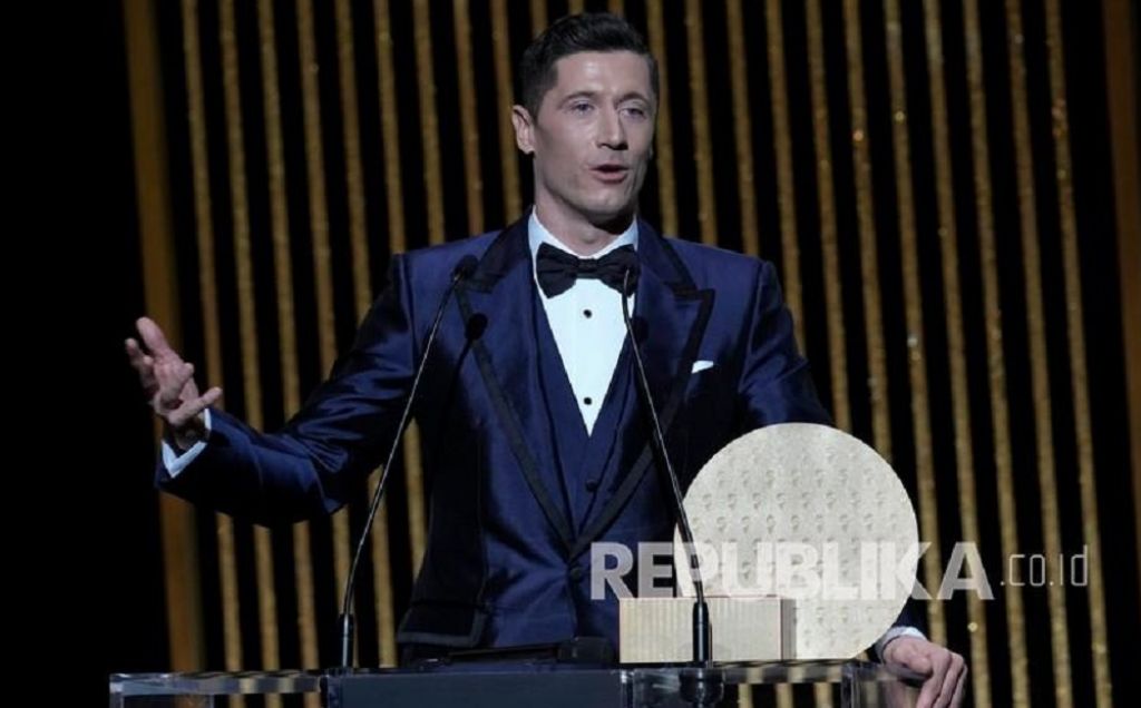 Striker Bayern Munich Robert Lewandowski berbicara kepada hadirin setelah menerima penghargaan Striker of the Year 2021 Ballon d'Or 2021 di Paris, Prancis. (Foto: AP/Christophe Ena via Republika)