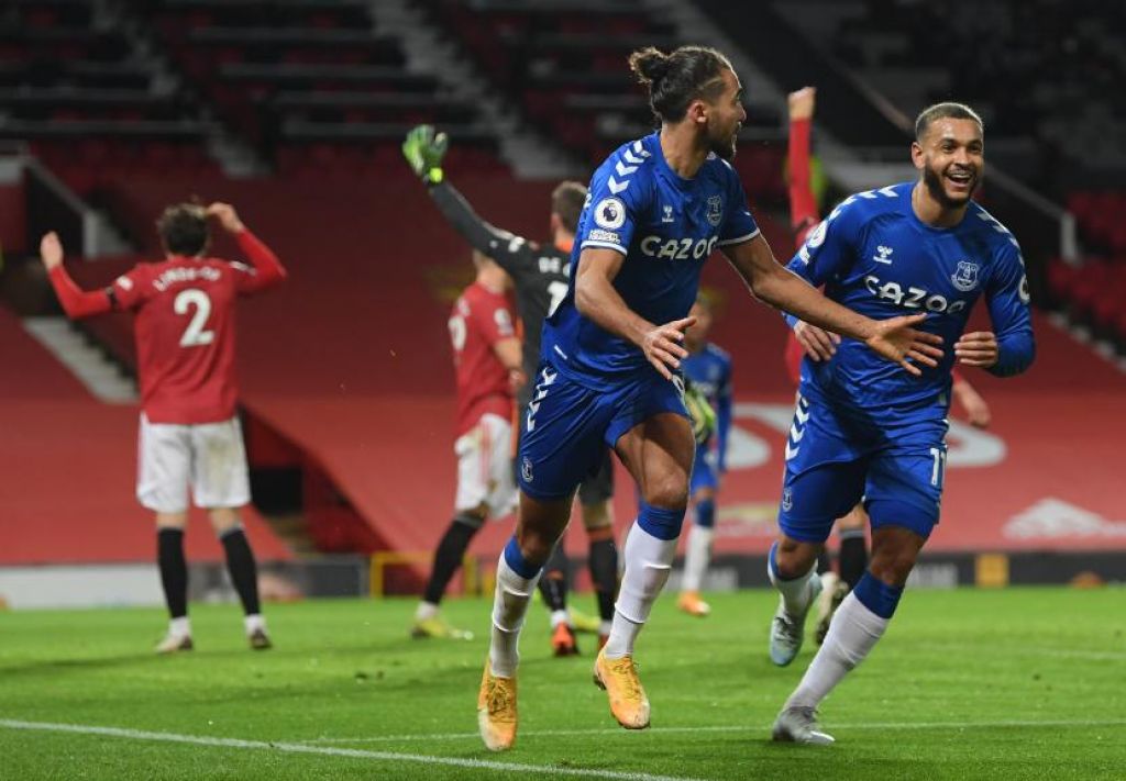 Striker Everton Dominic Calvert-Lewin (dua dari kanan) berselebrasi usai mencetak gol penyama kedudukan ke gawang MU (Foto: EPA/Michael Regan/POOL via Republika)