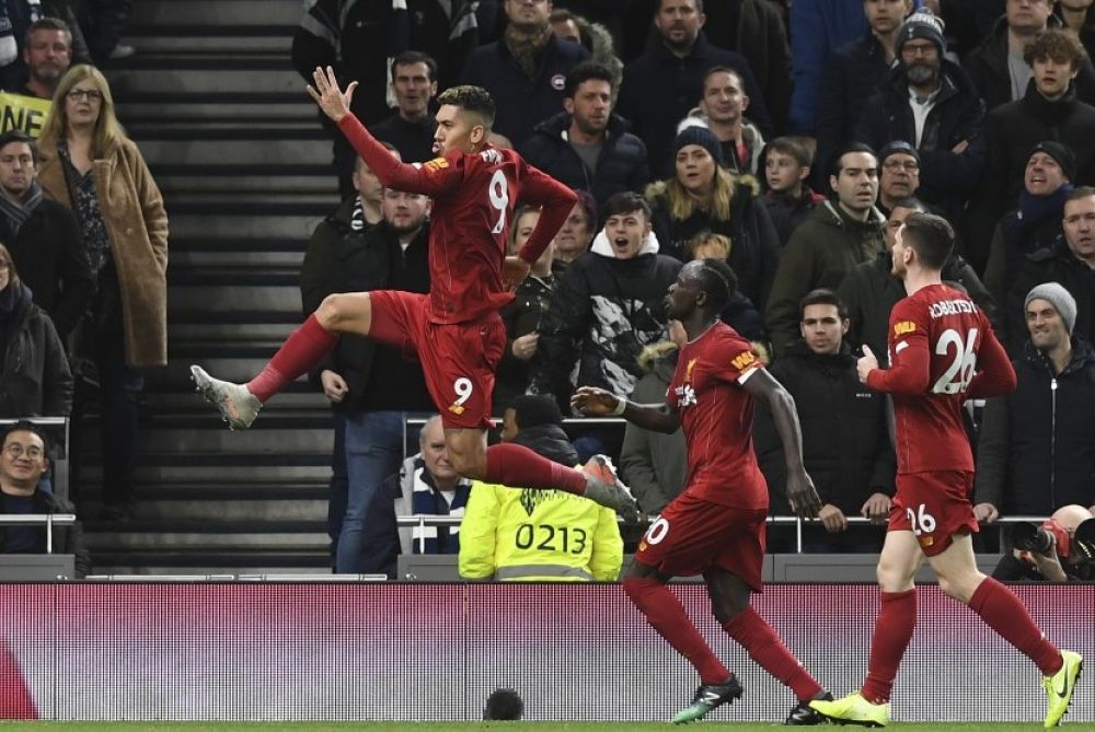 Striker Liverpool Roberto Firmino merayakan gol ke gawang Tottenham Hotspur (Foto: EPA/NEIL HALL)