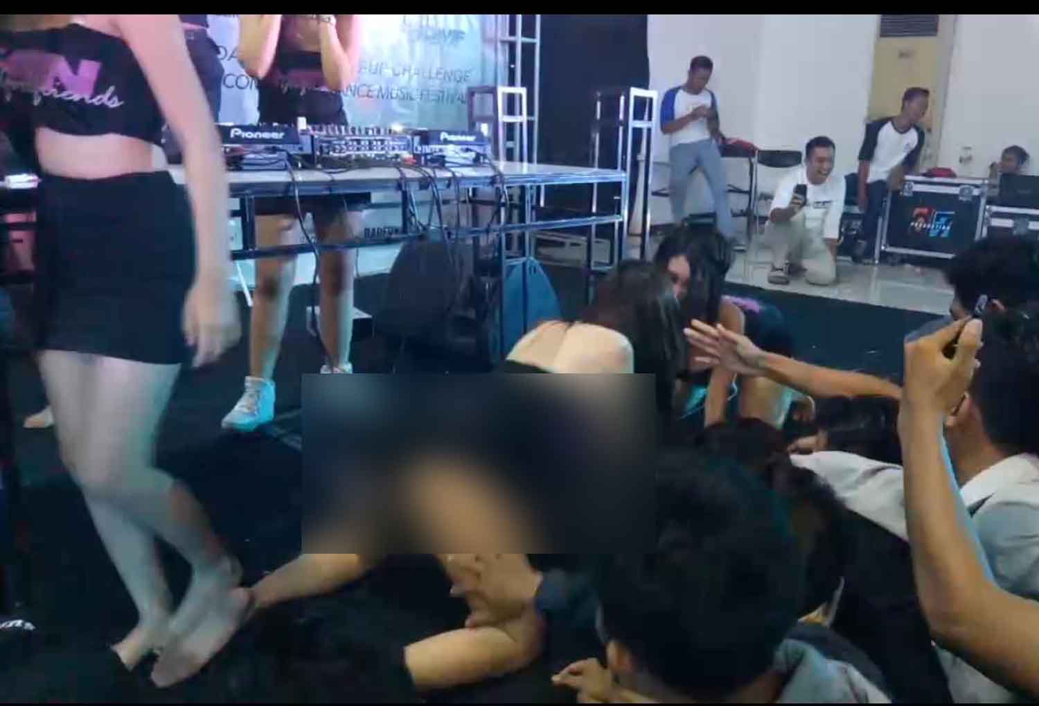 Adegan tari striptis yang menuai kecaman di Banyuwangi.
